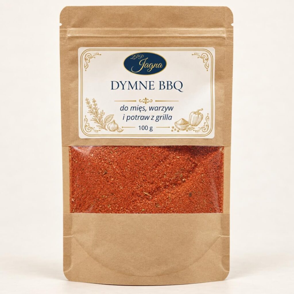 Dymne BBQ 100 g ZPP Jagna w opakowaniu kraft z przezroczystym okienkiem, na kremowym tle.