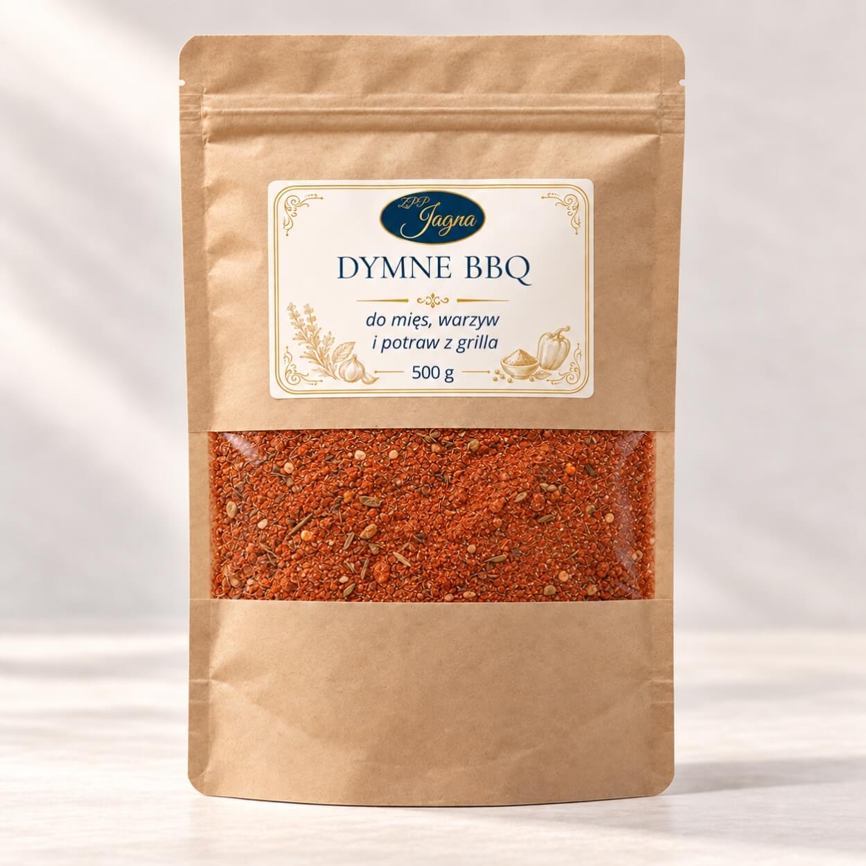 Dymne BBQ 500 g ZPP Jagna w opakowaniu kraft z przezroczystym okienkiem, na kremowym tle.
