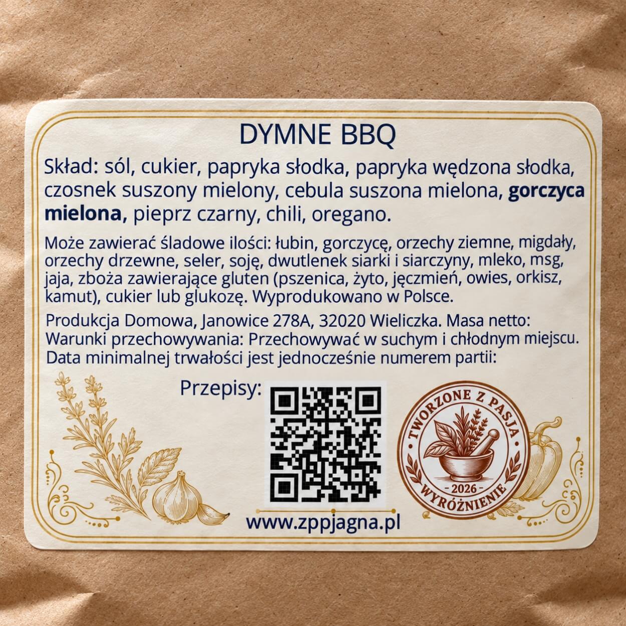 Zbliżenie tylnej etykiety Dymne BBQ ze składem, warunkami przechowywania i kodem QR.