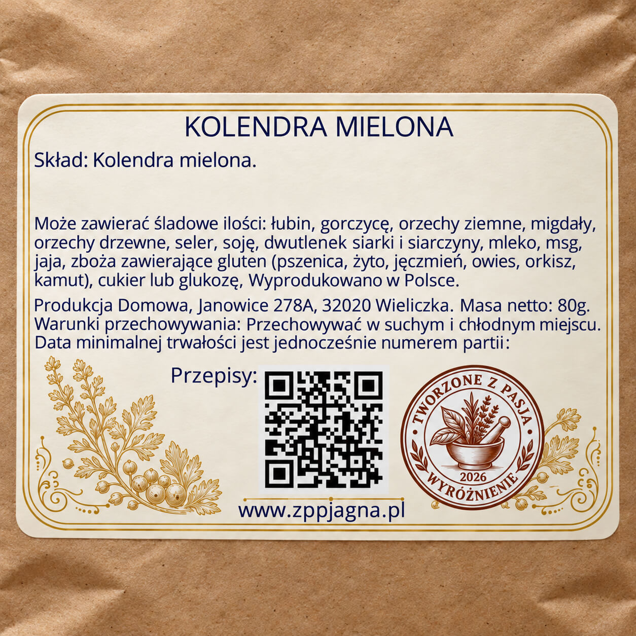 Zbliżenie tylnej etykiety produktu ze składem i informacjami o przechowywaniu