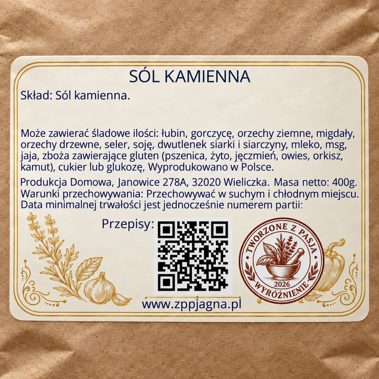 Zbliżenie tylnej etykiety produktu ze składem i informacjami o przechowywaniu